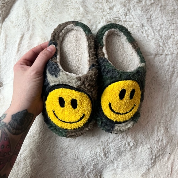 Kids | Camo Sherpa Smiley Slippers - Picture 2 of 4